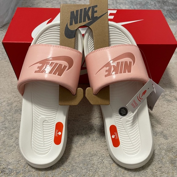 NIB Women Size 8 Nike Victori One Slides In Arctic Orange/Sail/Light Madder Root - Picture 8 of 12